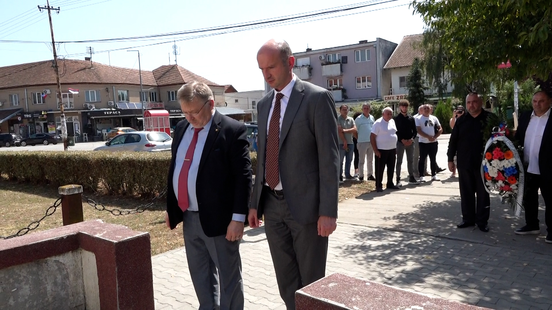 Lozovik, predsednik opstine Velika plana Strahinja Paveskovic sa zamenikom ambasadora Ruske Federacije u Srbiji Aleksandrom Konanihinom polaze vence na Spomenik braci, herojima Crvene armije, pokrivanje Lozovik, predsednik opstine Velika plana Strahinja Paveskovic sa zamenikom ambasadora Ruske Federacije u Srbiji Aleksandrom Konanihinom polaze vence na Spomenik braci, herojima Crvene armije, pokrivanje